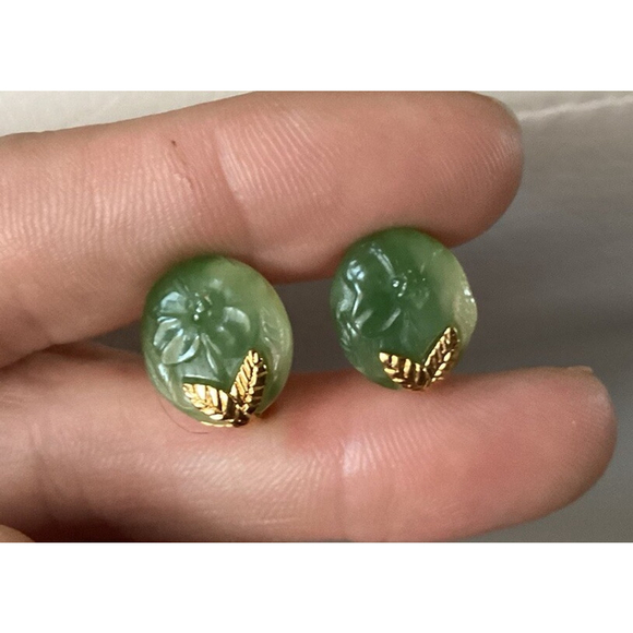 Crown TRIFARI Carved Green Lucite Pendant Necklace & Clip On Earrings Vintage - Picture 5 of 14